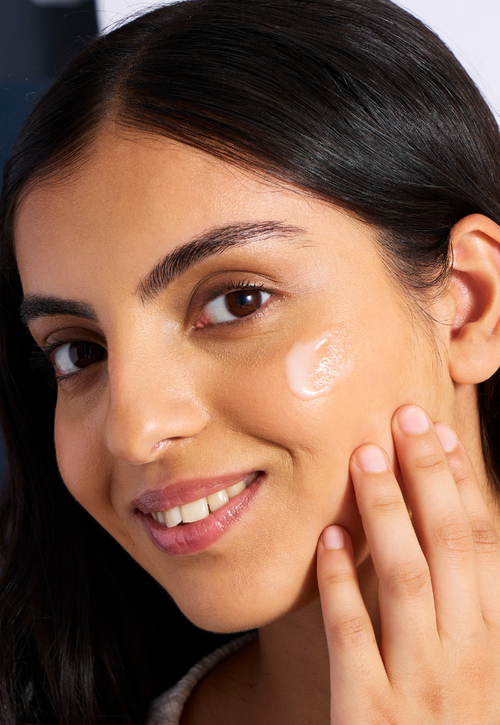 აერთიანებს ტონალობას, აქრობს პიგმენტურ ლაქებს